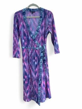 BCBGMaxazaria Adele Space-Dyed Print Wrap Jersey Dress
Flattering Fit